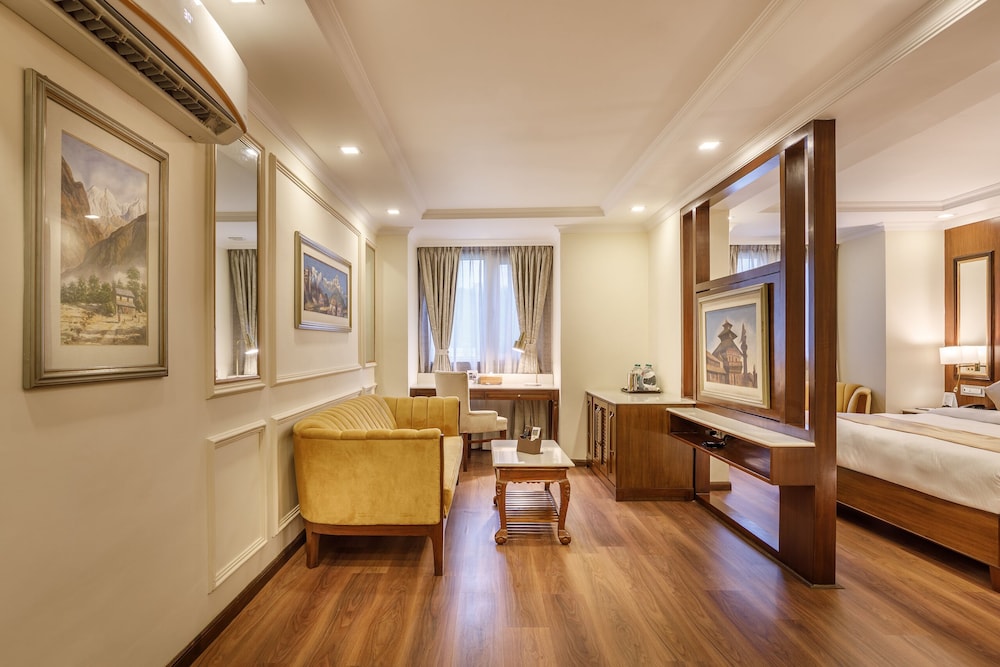 Suite - Photo 18