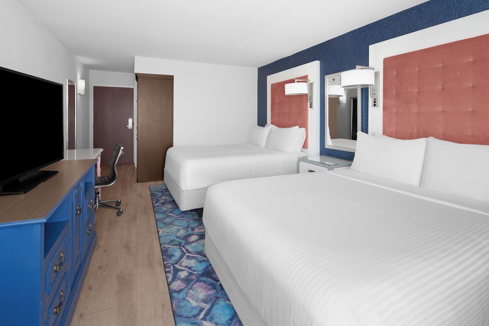 Standard Room, 2 Queen Beds - Photo 2