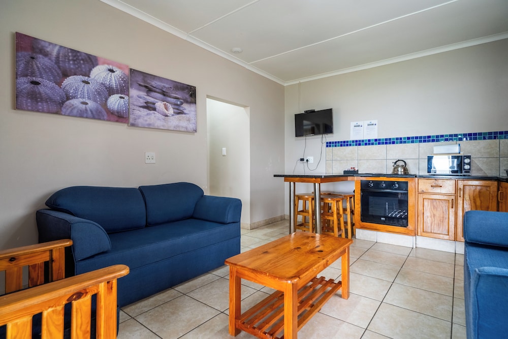 4 Sleeper Beach House (1 bedroom) (18) photo 3
