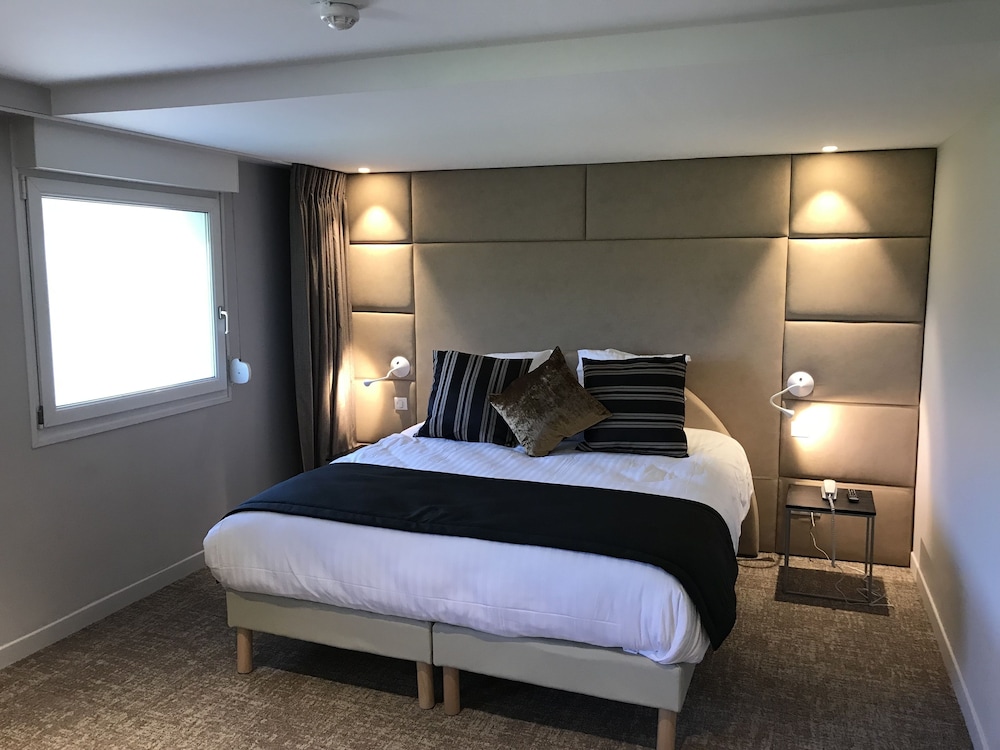 Family Room, 1 King Bed, Non Smoking (Converts to 2 Twin Beds;with Sofabed) - Photo 9