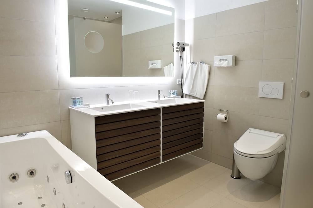 Suite, Jetted Tub, Lake View - Photo 10