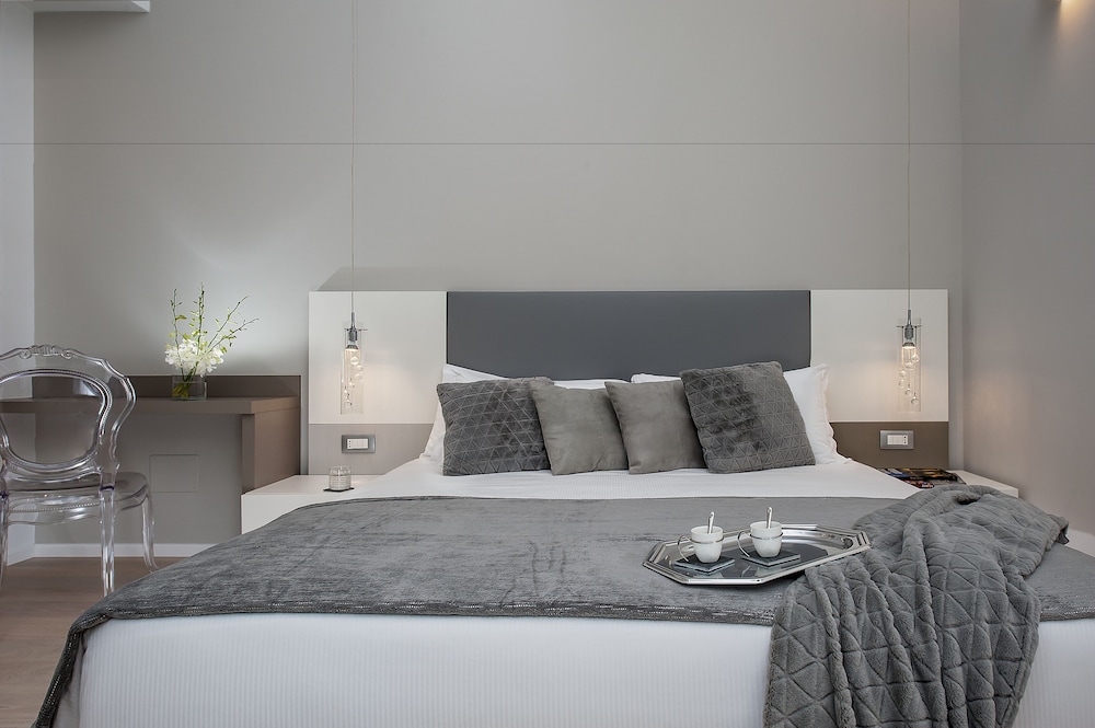 Deluxe Triple Room (with Colosseo View) photo 3