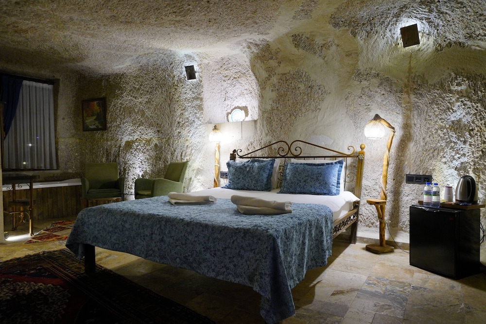 Deluxe Double Cave Room photo 3