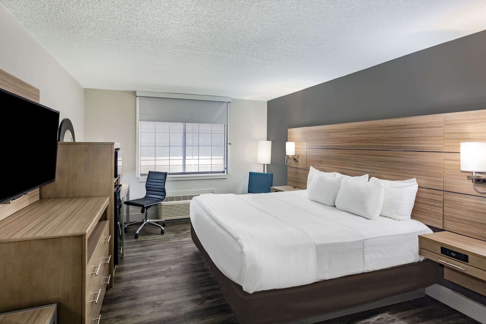 Room, 1 King Bed, Accessible, Non Smoking (Mobility) - Photo 1