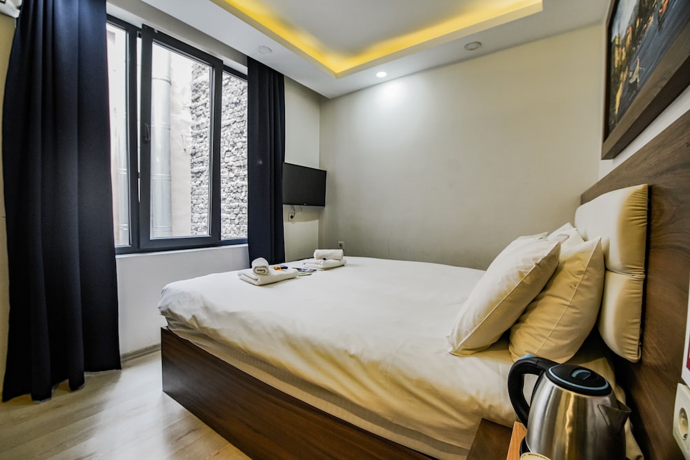 Standard Room, 1 Queen Bed photo 2