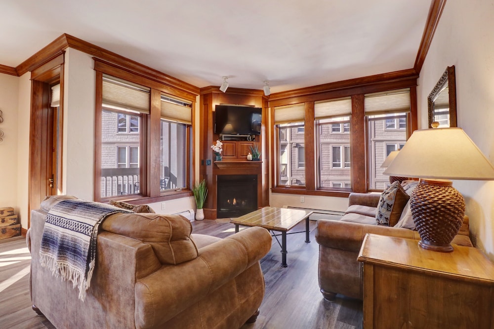 Condo, 2 Bedrooms