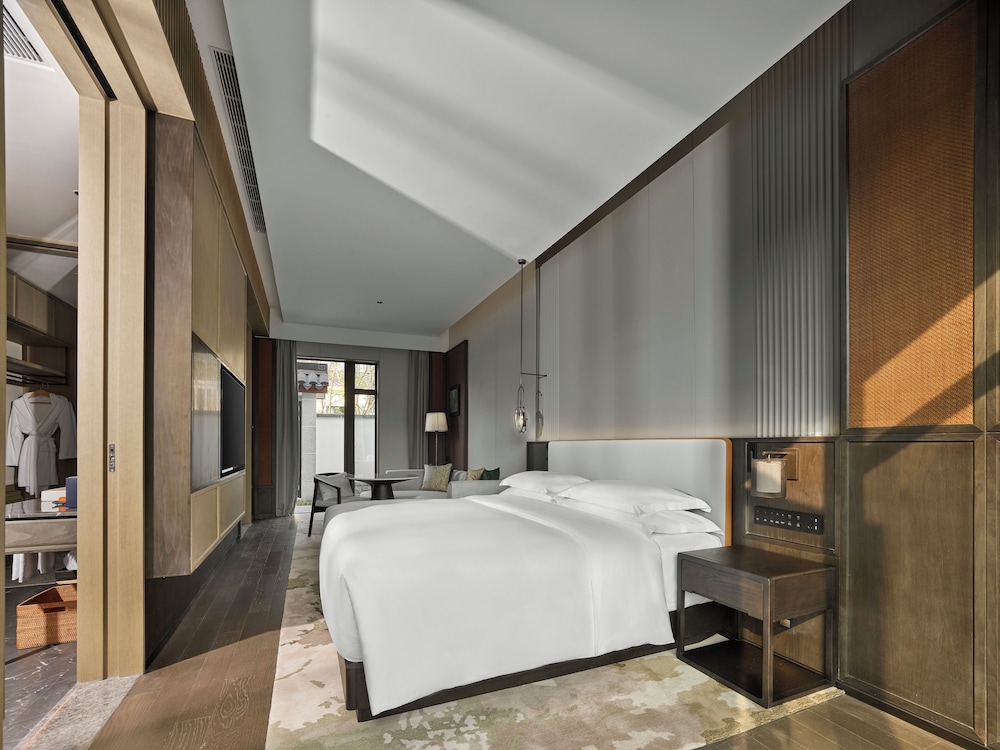 Deluxe Room, 1 King Bed, Courtyard Area photo 1