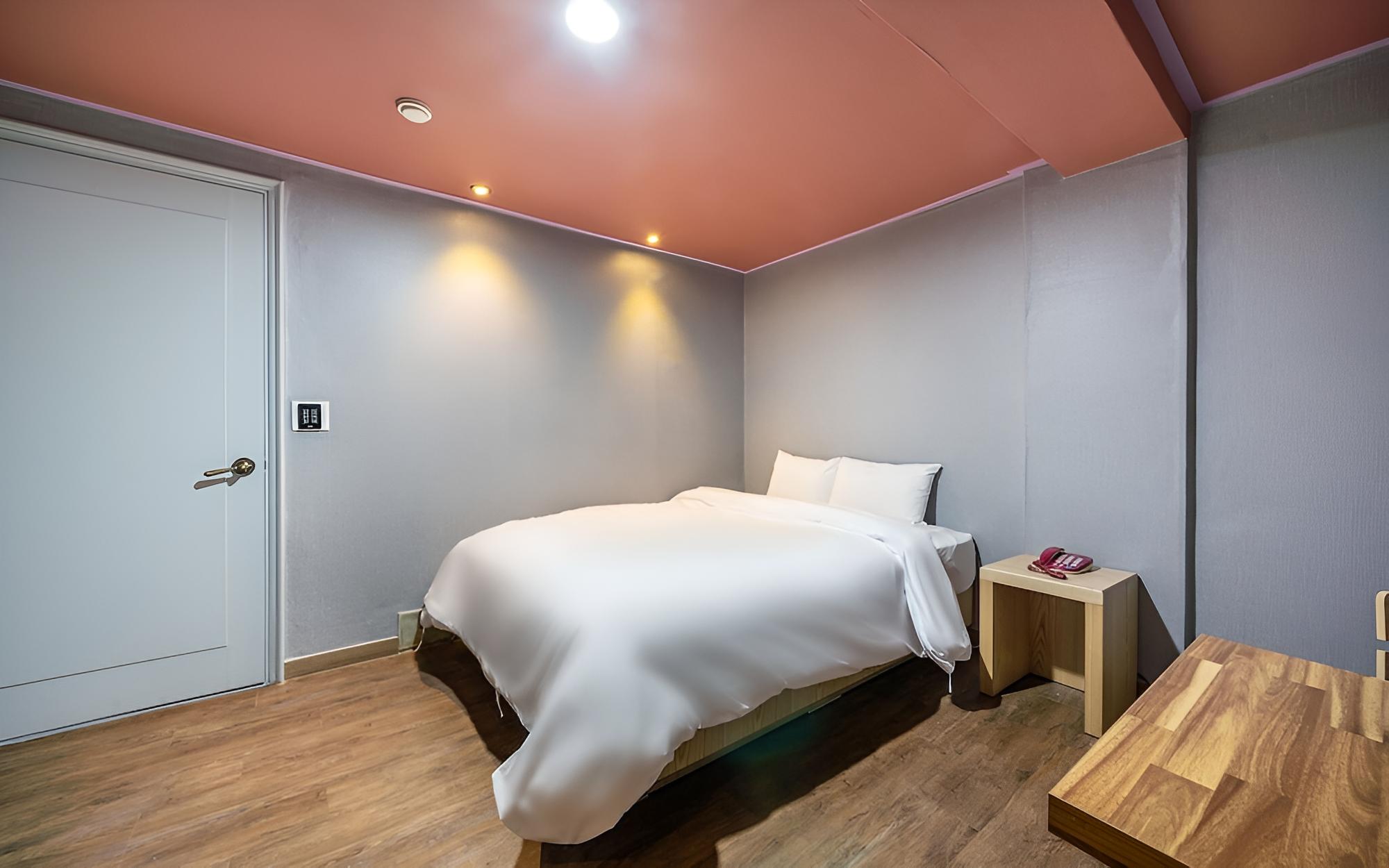 Room (Standard Room A (Netflix Available)) photo 3