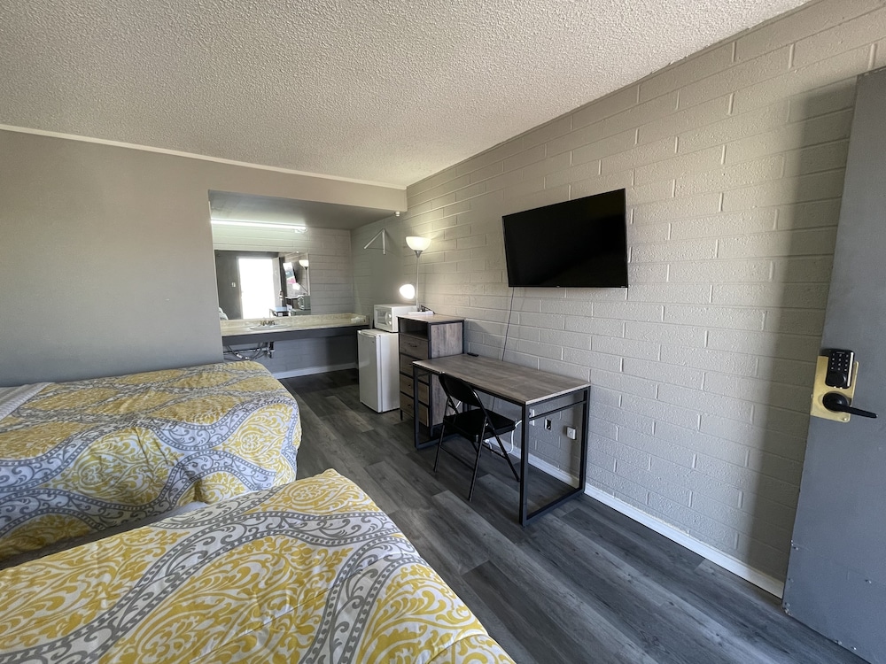 Deluxe Room, 2 Queen Beds, Non Smoking, Refrigerator & Microwave photo 2