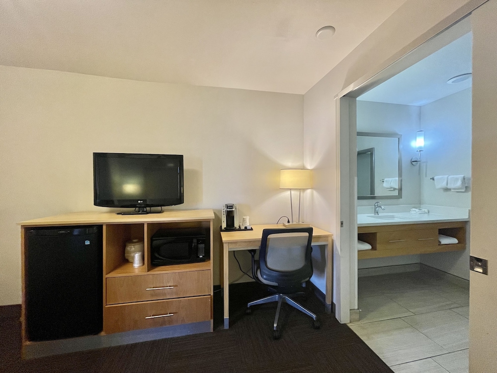 Deluxe Room, 1 King Bed (Smoke Free) - Photo 3