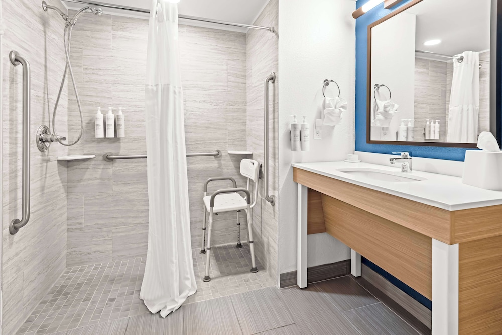Room, 1 King Bed, Accessible (Hearing) - Photo 5