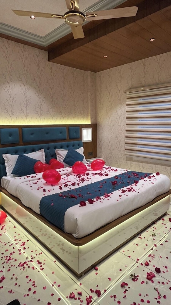 Honeymoon Suite