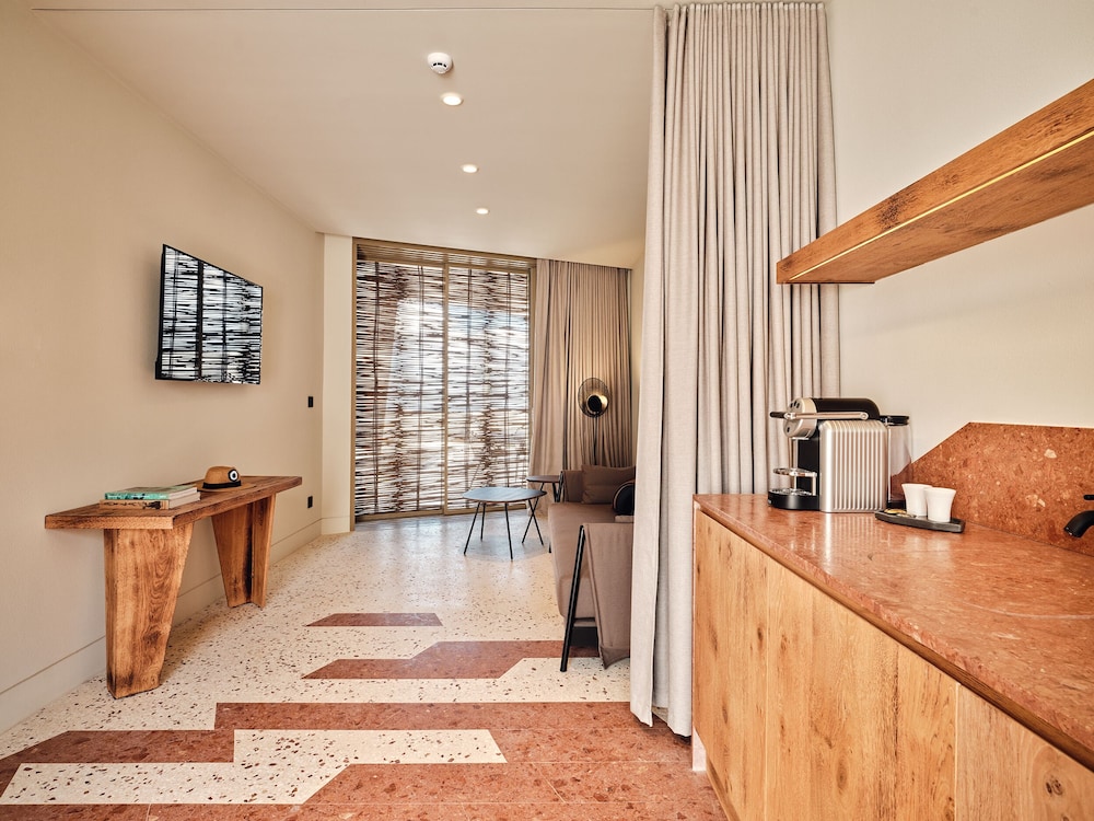Euphoria Private Pool Suite - Photo 13