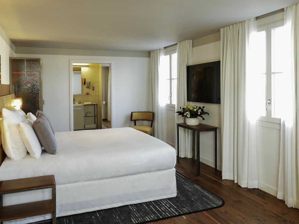 Deluxe Suite, 1 King Bed, Terrace thumbnail 5