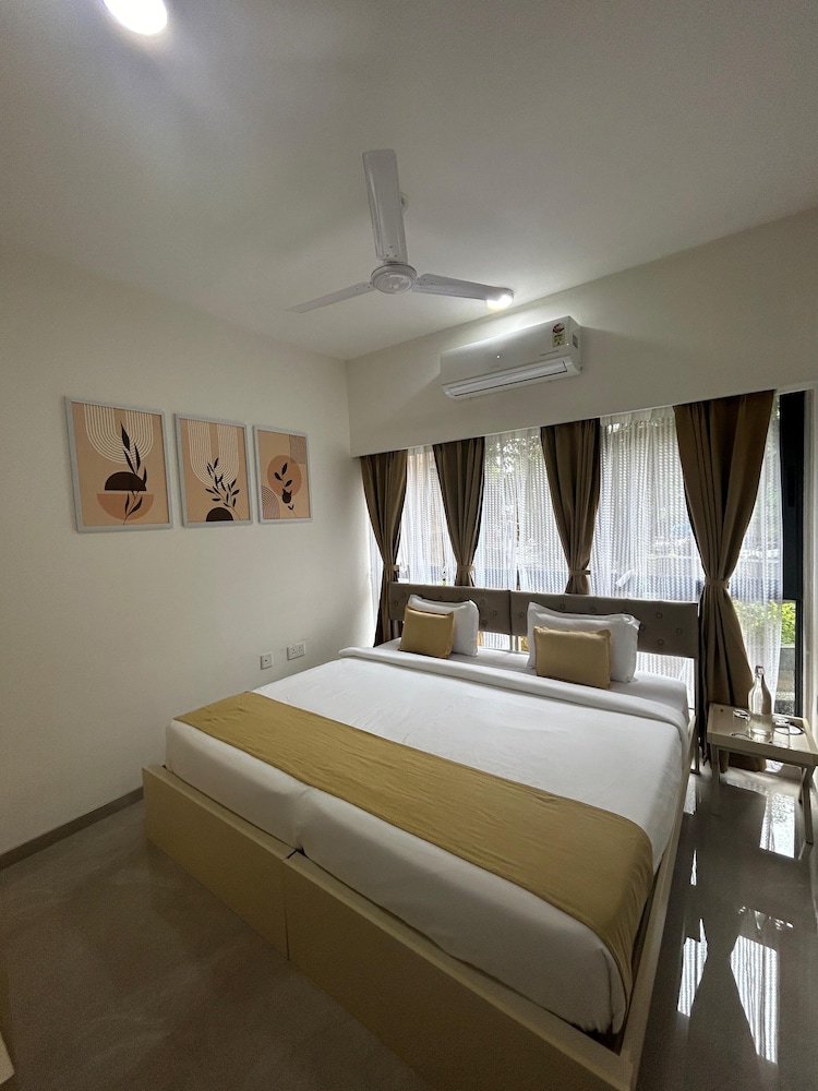 Deluxe Queen (Private, non-attached washroom)