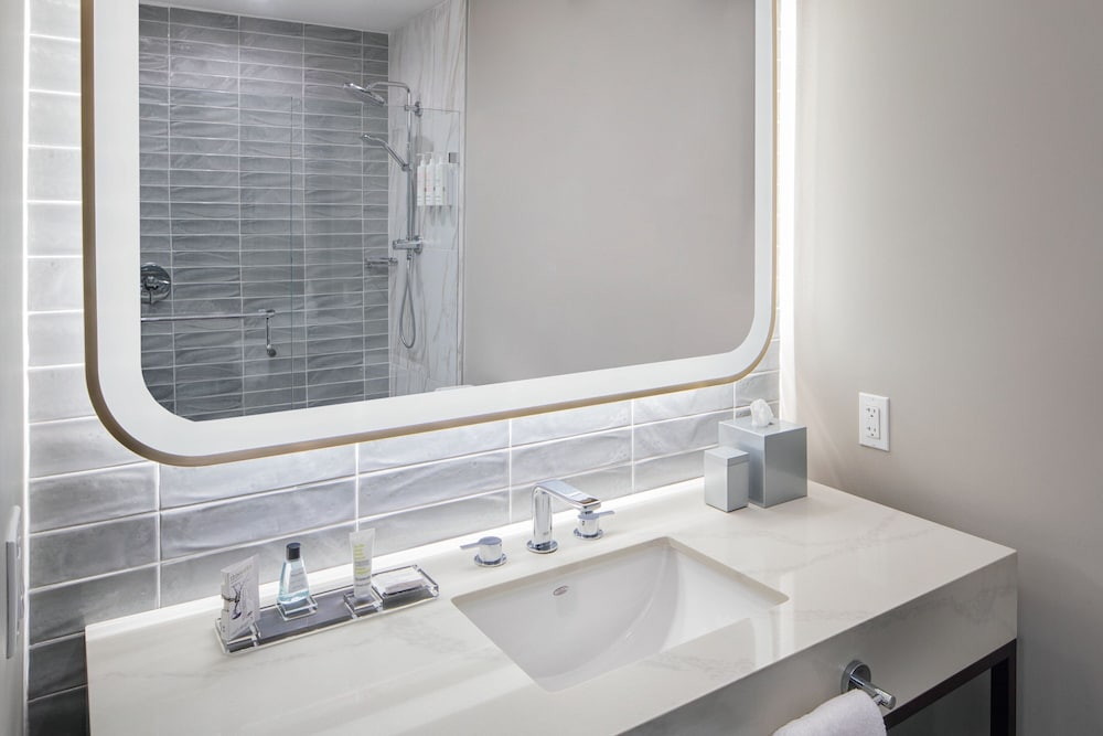 Premium Room, 1 King Bed (Promenade Corner with M Club Access) - Photo 12