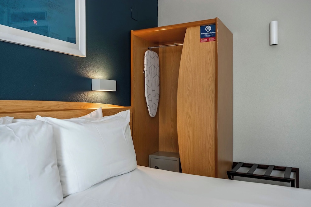 Room - Photo 20