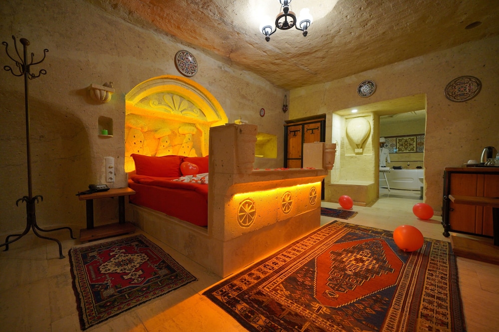 Family Room (King Cave)