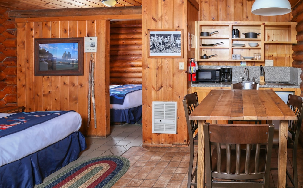 Deluxe Cabin, 2 Queen Beds, Kitchenette photo 1