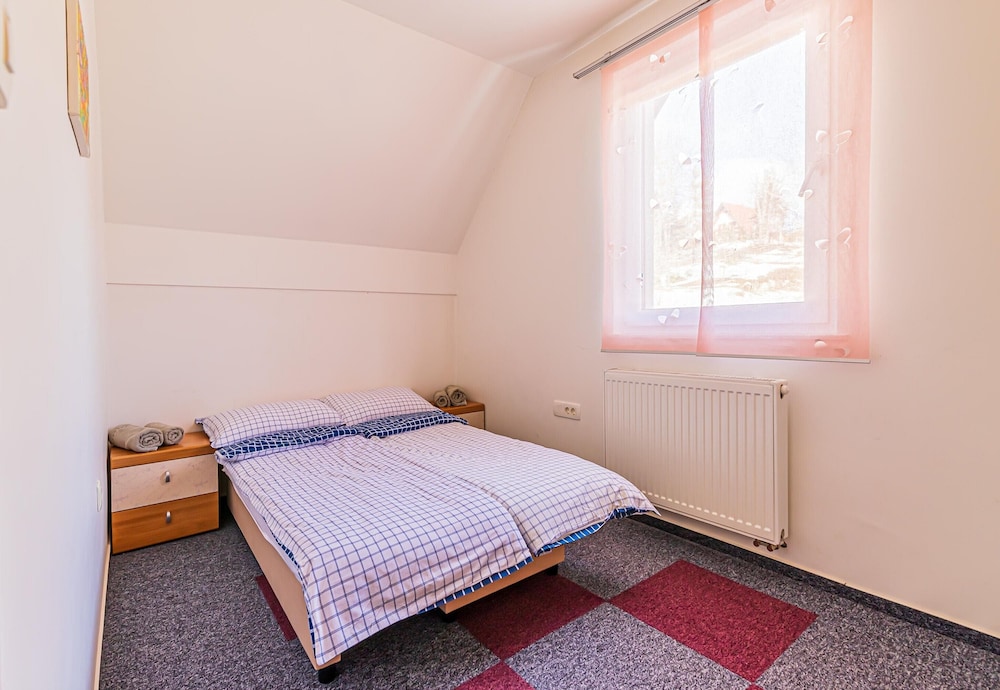 Family Chalet, Multiple Bedrooms, Mountainside (Sunny Weekend Sauna House) photo 2