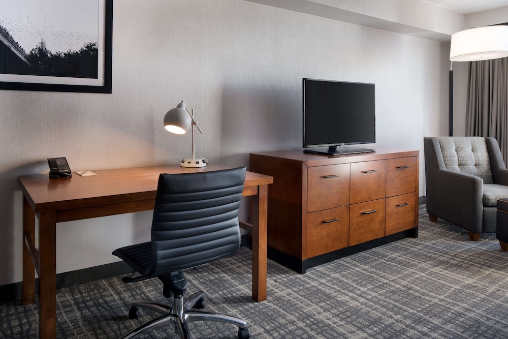 Suite, 1 Queen Bed, Accessible, Bathtub - Photo 3