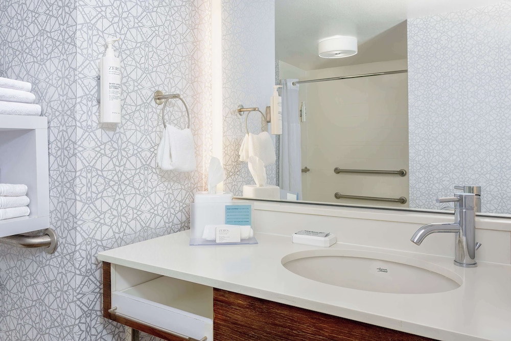 One King Bed, Accessible with Bathtub - Photo 4