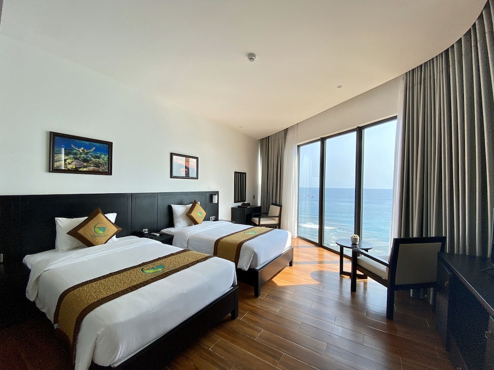 Suite, Ocean View and Mountain View photo 1