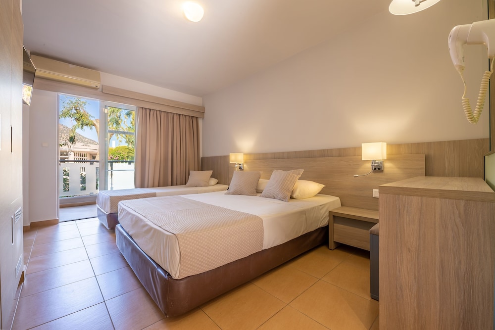 Standard Double or Twin Room (Adults Only) photo 1