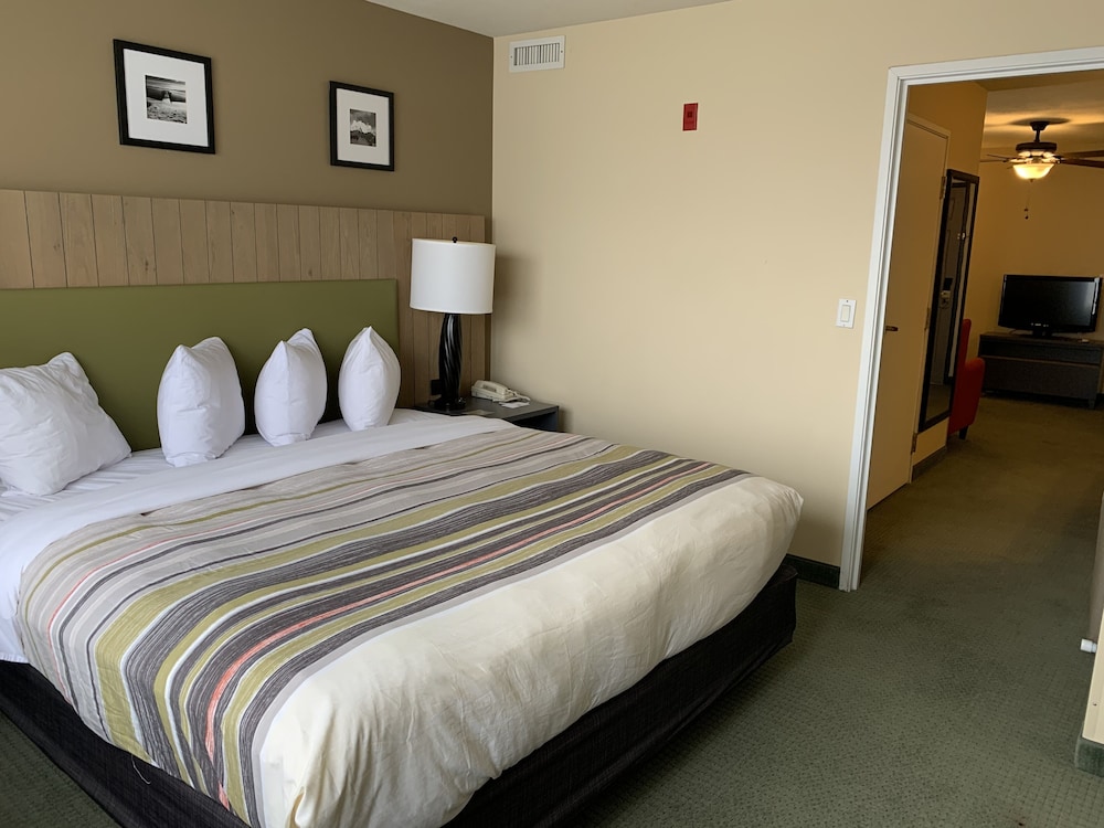 Suite, 1 King Bed, Non Smoking, Jetted Tub - Photo 4