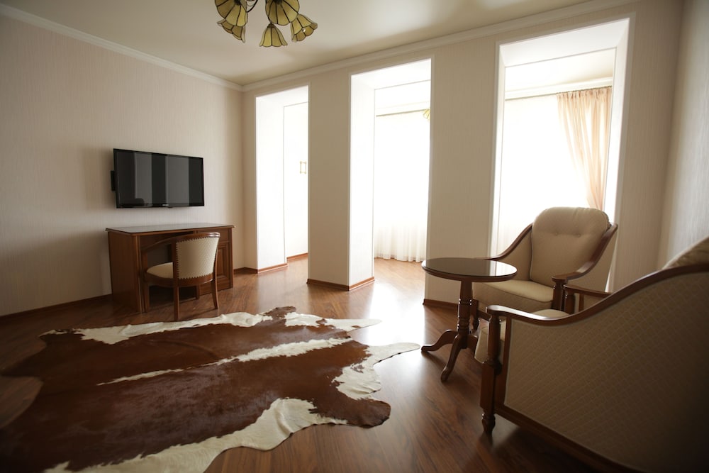 Superior Family Room photo 1