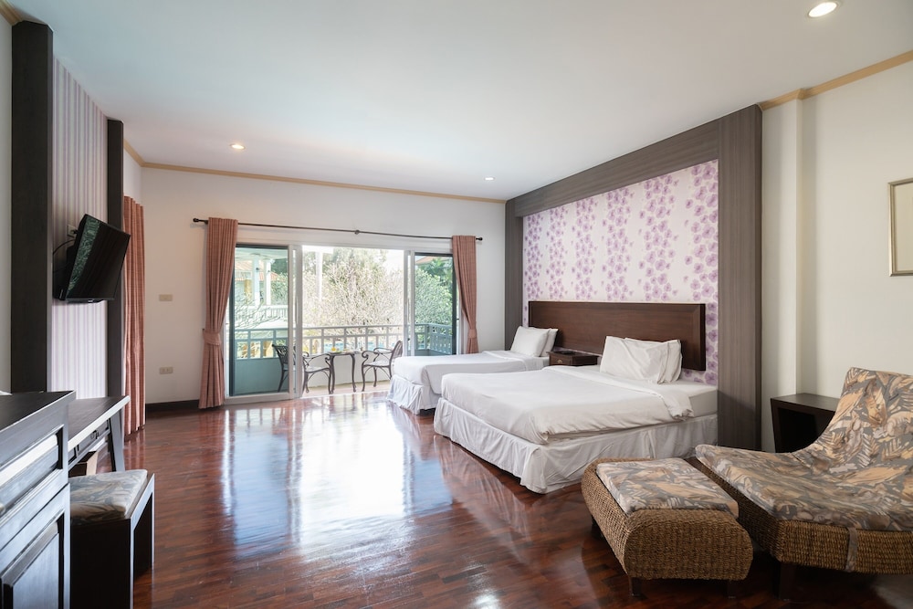 Deluxe Room, Pool View