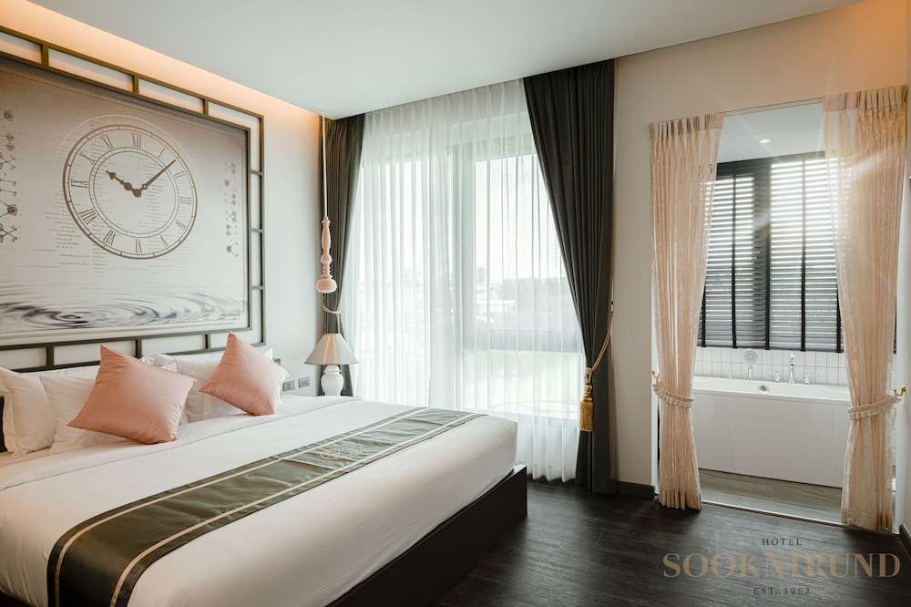 Superior King Suite - Photo 1