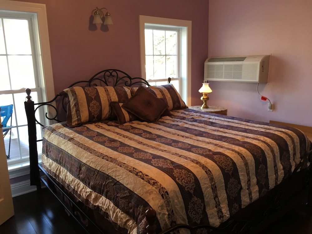 Suite, 1 King Bed, Private Bathroom (Orchid Suite) photo 1