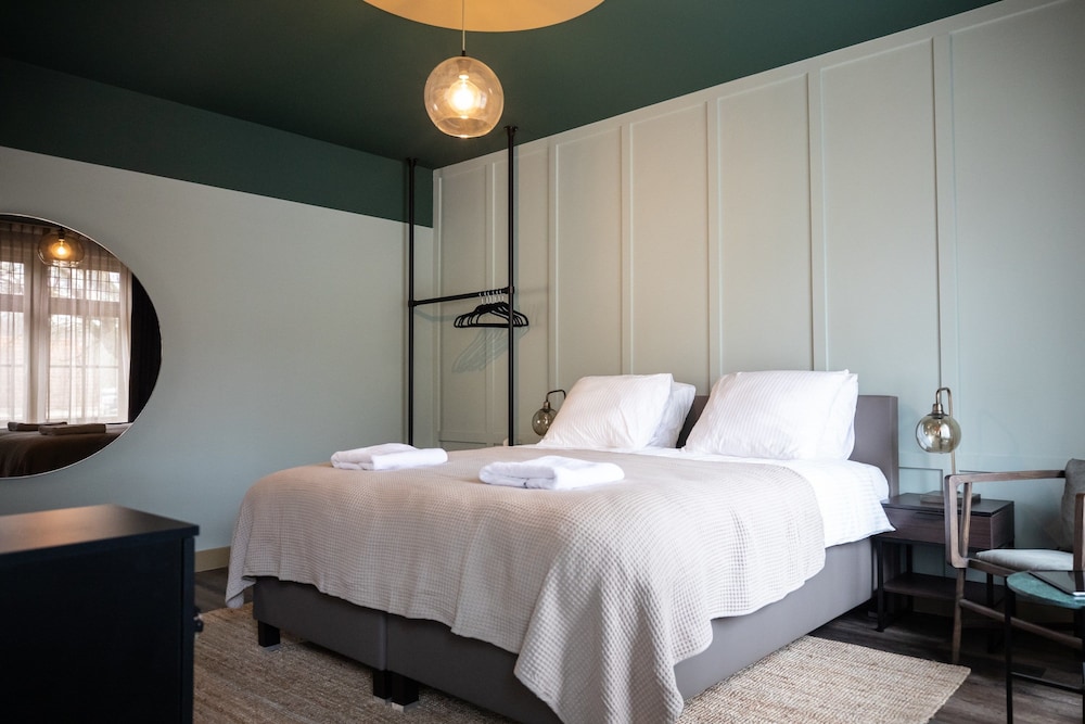 Suite, City View