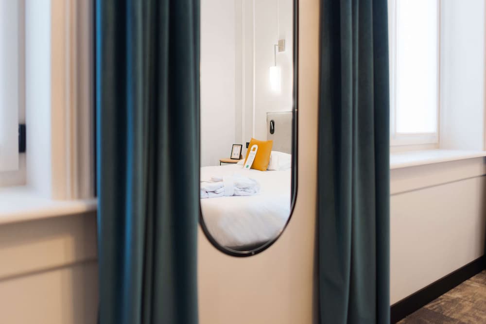 Deluxe Room, 1 King Bed, Non Smoking - Photo 7