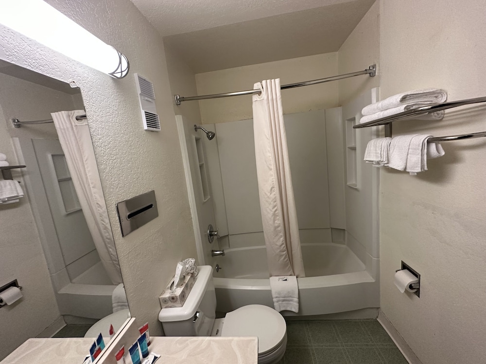 Basic Single Room, 1 Queen Bed, Non Smoking photo 3