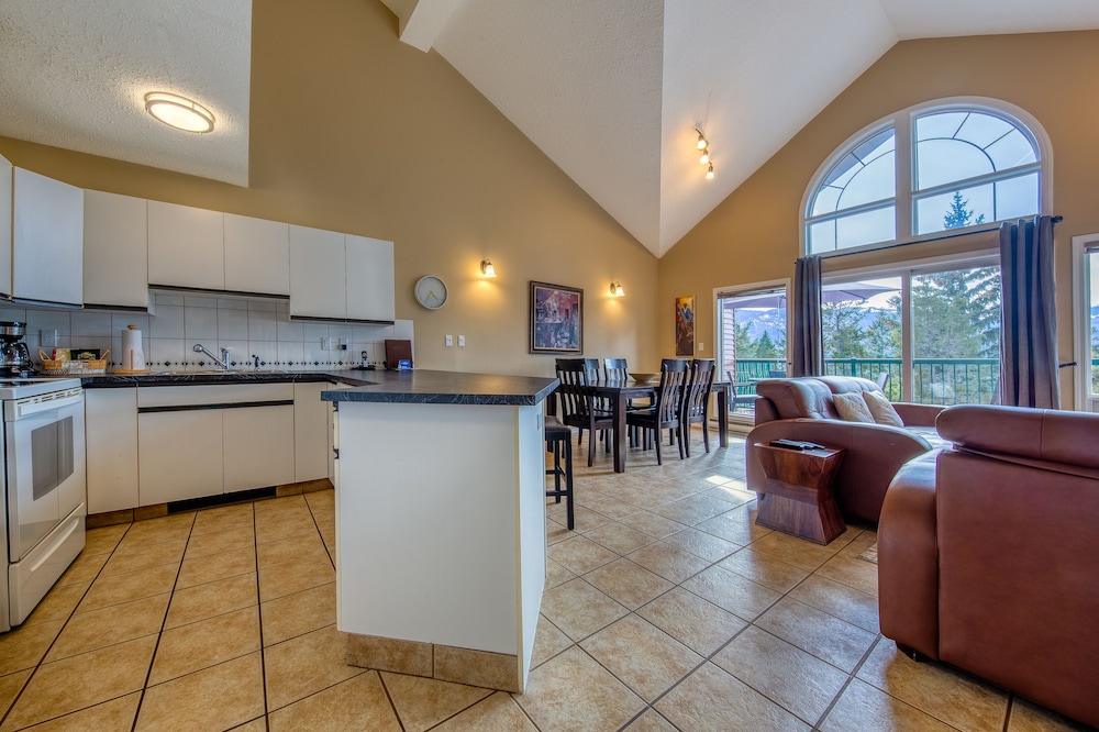 Townhome, 3 Bedrooms (402 Phase1 or 1102) photo 2