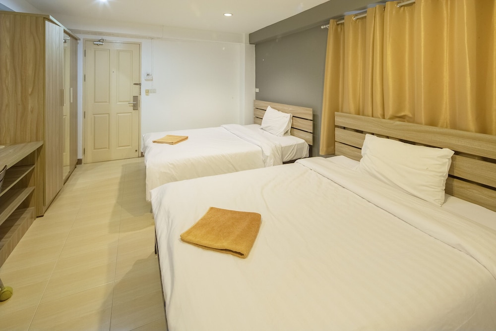 Deluxe Twin Queen Bed Room photo 3