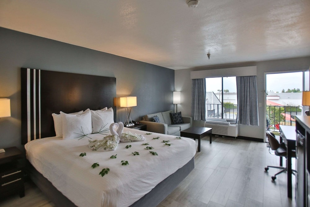 Suite, 1 King Bed, Non Smoking, Refrigerator & Microwave (With Sofabed) photo 2