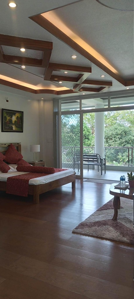 Superior Room, 1 King Bed, Balcony, Pool View photo 2