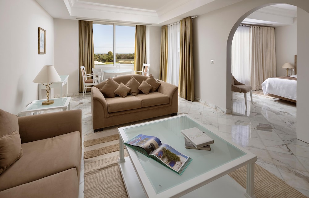 Deluxe Suite, 1 King Bed (Grand View)