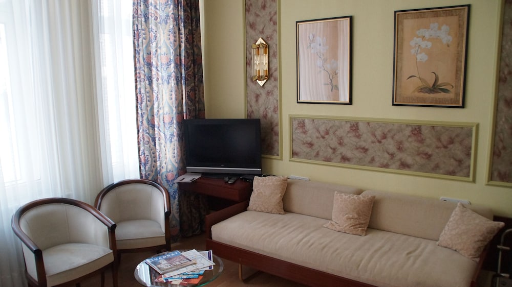 Double Room, Private Bathroom - Photo 6