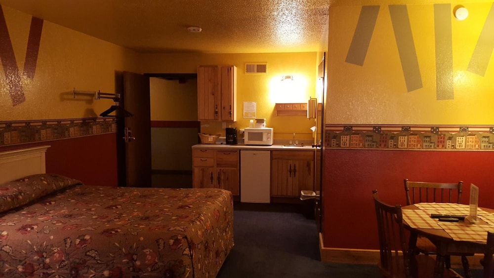 Family Suite, 2 Queen Beds, Accessible, Refrigerator & Microwave photo 1