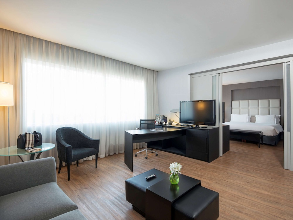 Family Suite, 1 King Bed, Bathtub photo 2