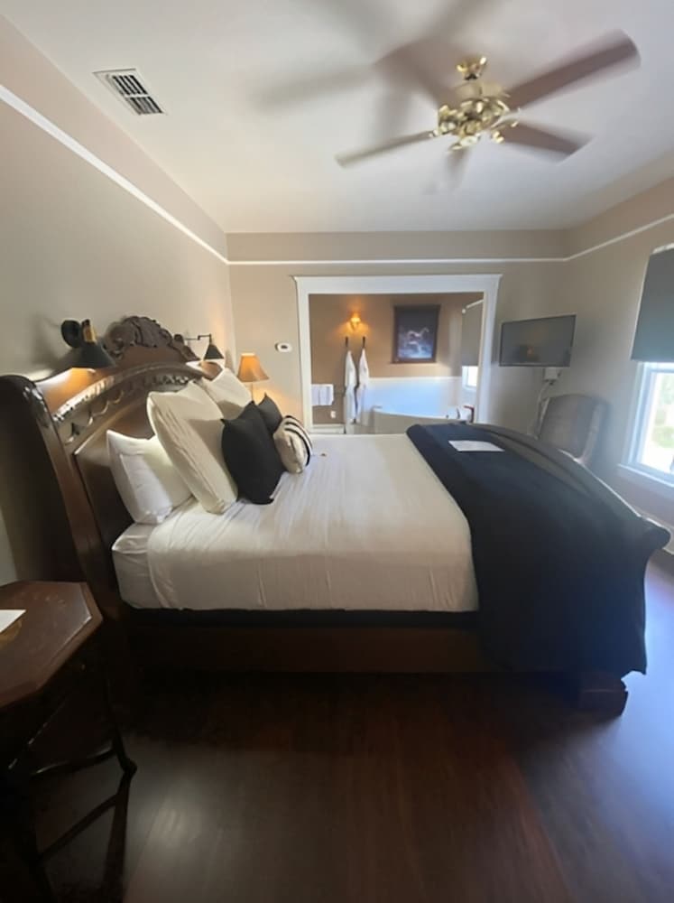 Deluxe Room, 1 King Bed, Non Smoking (The Safari Room)