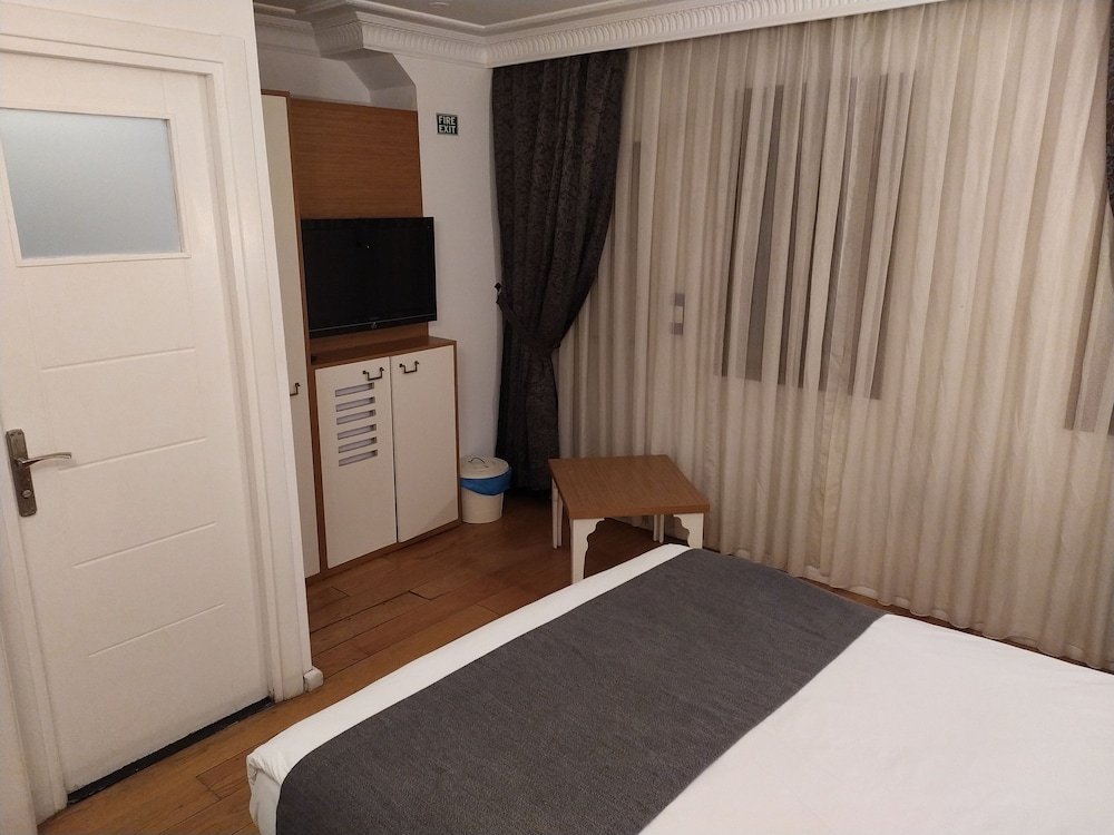 Economy Twin Room, 2 Twin Beds photo 2