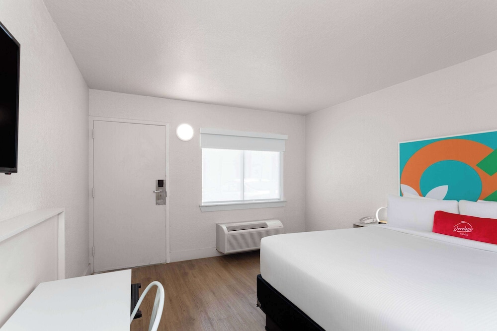 Room, 1 Queen Bed, Accessible, Non Smoking (Mobility/Hearing, Roll-In Shower) - Photo 2