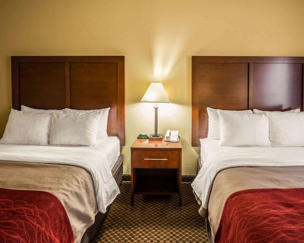 Standard Room, 2 Queen Beds, Non Smoking - Photo 1