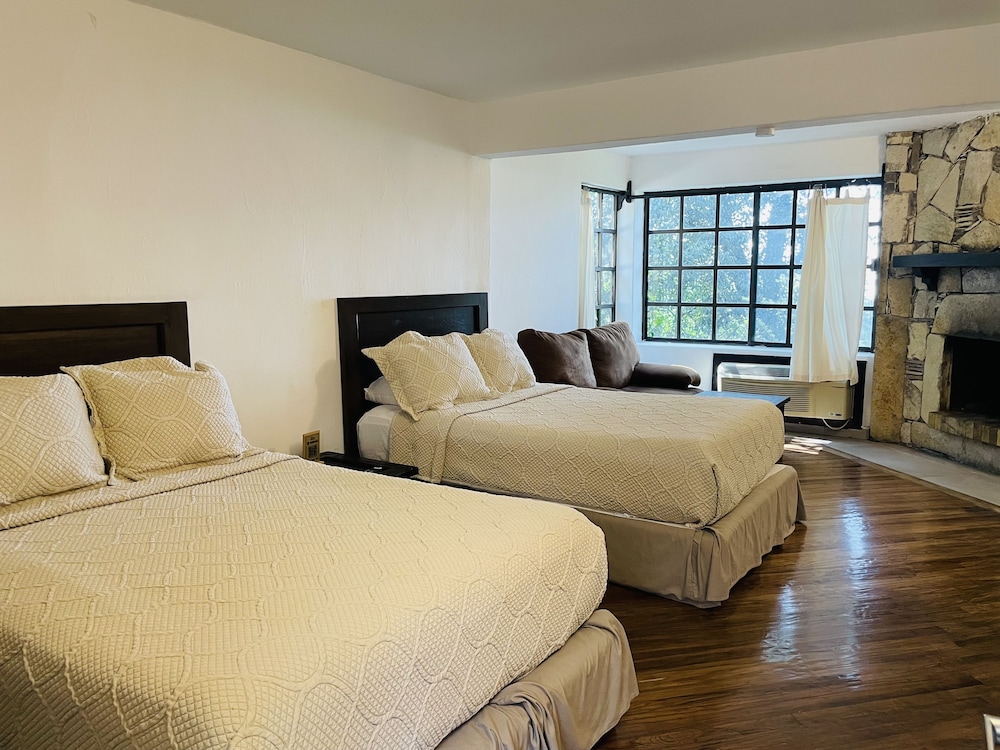 Standard Double Room, 2 Queen Beds photo 1