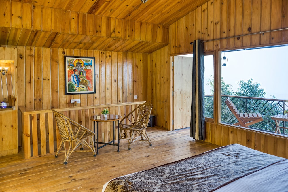Mountain View Tree House with Balcony